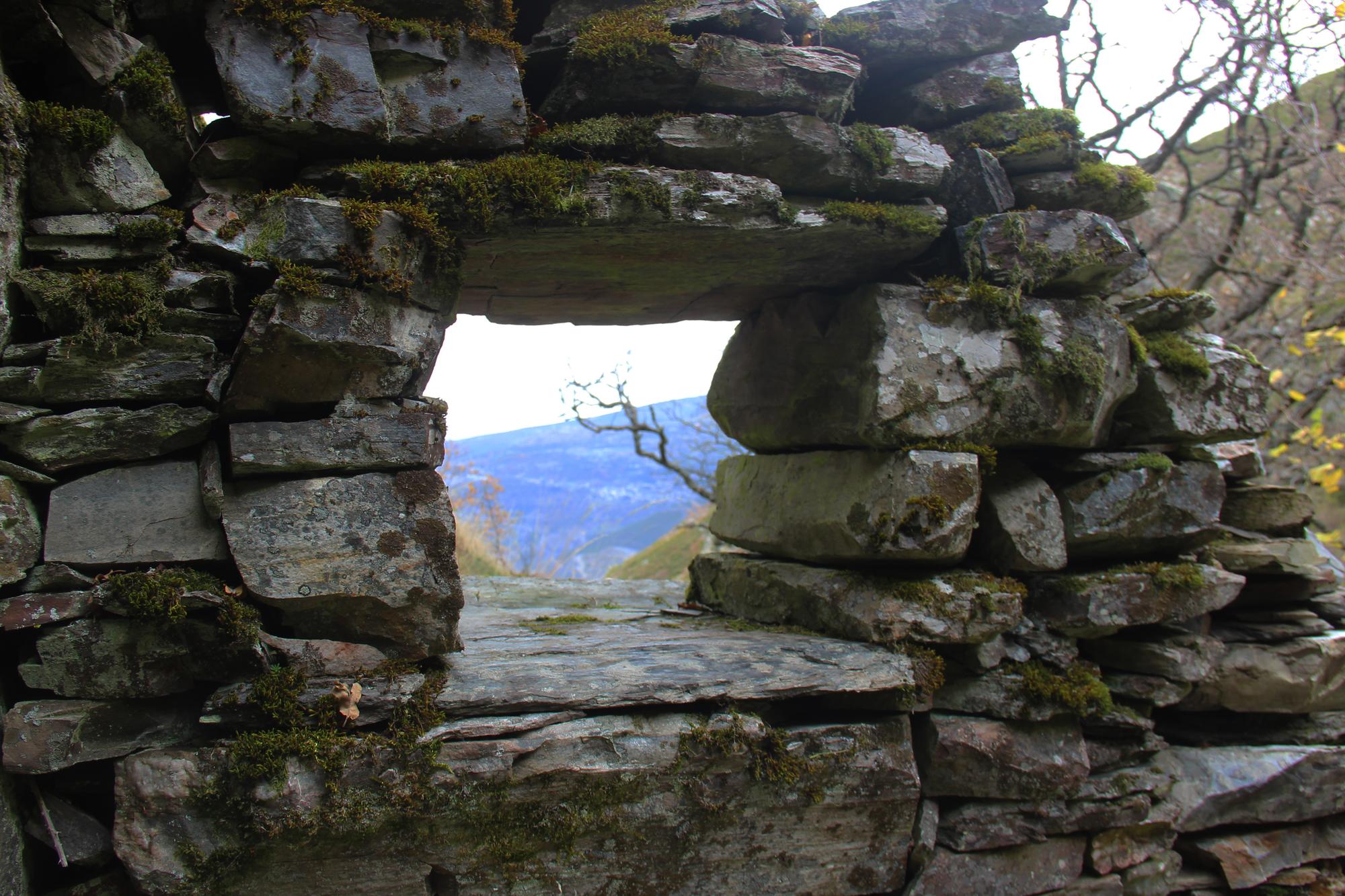 Fiestra dende o chozo con Casaio ao fondo